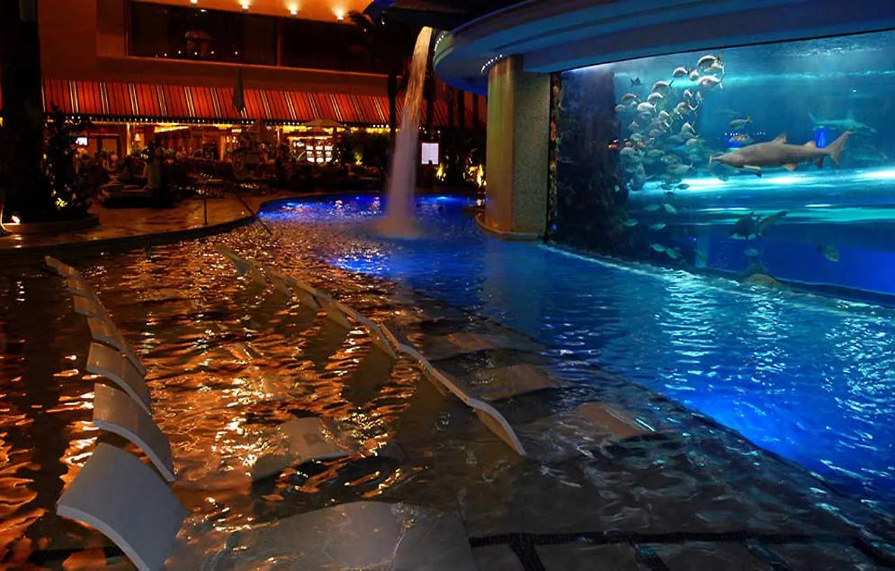 **** אתר נופש Golden Nugget Hotel & Casino לאס וגאס ארצות הברית